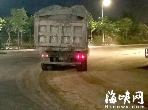 渣土車滴撒漏，留下一路黃泥 