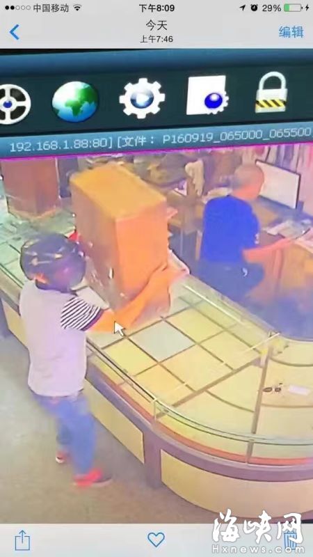 頭盔男趁店家轉身，將裝滿金飾的箱子抱走（監控截圖）