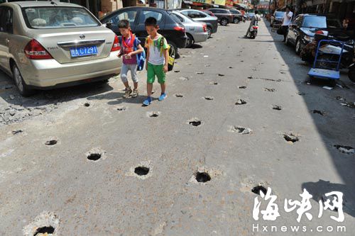 經過的小學生很容易崴腳