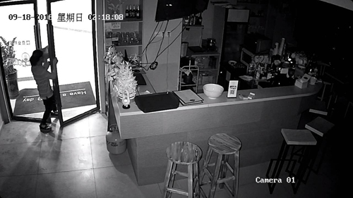 女賊掰開玻璃門潛入店內