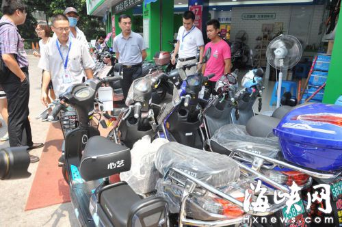 執法人員近日對店外銷售的電動車進行檢查（海都資料圖） 