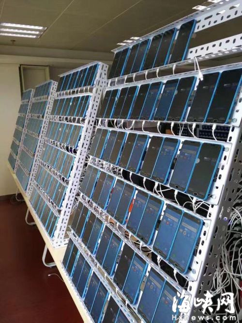 架子上擺滿手機，由電腦集中操控
