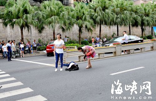 一對過路母女守護受傷倒地的女孩