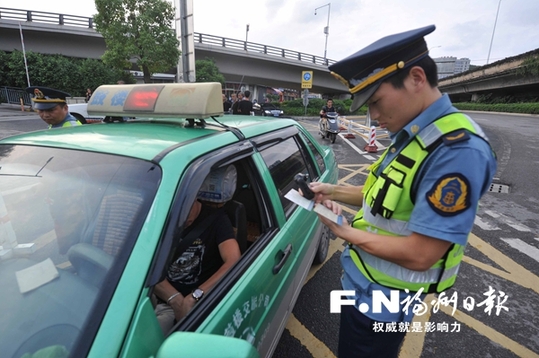 福州多部門火車站聯合執法　35輛非法營運車被扣