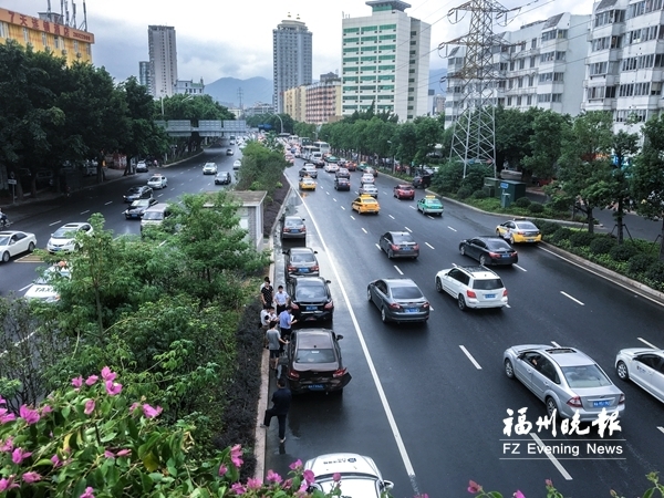 假期最后一天部分路段出現擁堵　候車乘客排長龍