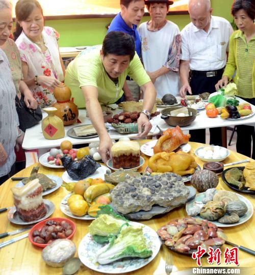 重陽節(jié)，58道“佳肴”亮相福州石頭宴“滿漢全席”專題展。　劉可耕　攝
