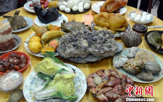 福州石頭宴“滿漢全席”專題展，以假亂真。　劉可耕　攝