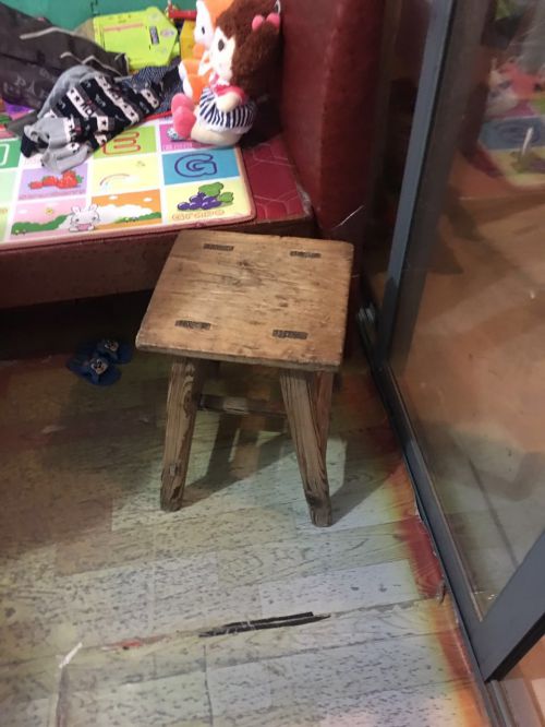 ▲家屬懷疑小孩站在這把凳子上，從陽臺翻落