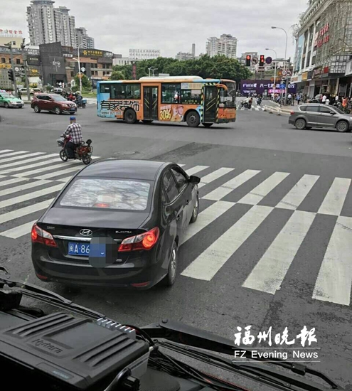 生命通道被堵消防車受阻　10分鐘的路開了半小時