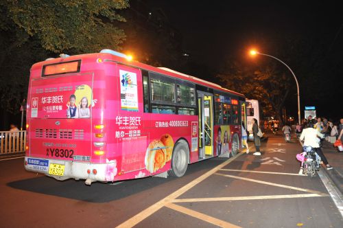 福州“港灣”公交站太淺 公交停靠易占道添堵