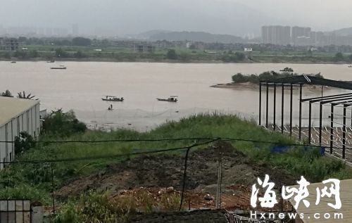 福州：烏龍江邊偷卸渣土 下游就是濕地公園