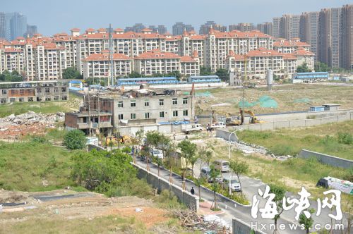  昨日開始拆除擋在路口的這棟建筑 
