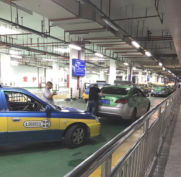 福州火車南站出站口黑車多 上客區出租車空等待 