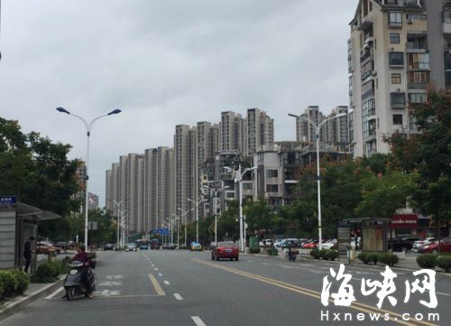 金山金桔路路面寬敞，卻沒(méi)設(shè)港灣式公交站