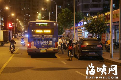金榕北路公交站路段僅有兩個(gè)車(chē)道，有小車(chē)占據(jù)了公交停靠點(diǎn)