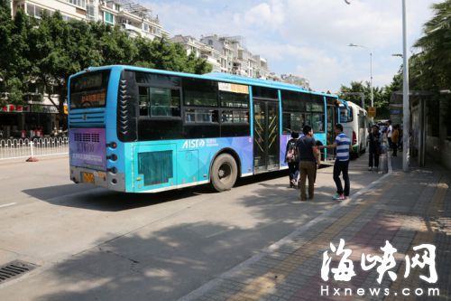 三中金山中學(xué)公交站，行人占據(jù)港灣候車(chē)，公交車(chē)無(wú)法停靠進(jìn)去
