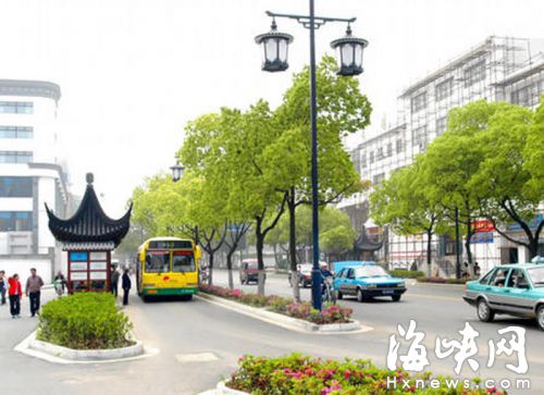 蘇州有些港灣式公交站，用綠化帶進(jìn)行了阻隔（資料圖）