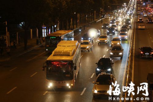 屏山公園公交車站，公交車停靠占了一個車道