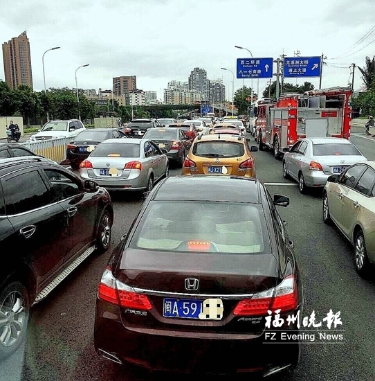 生命通道被堵消防車受阻　10分鐘的路開了半小時