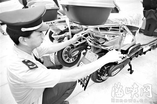 執(zhí)法人員現(xiàn)場測量超標電動車