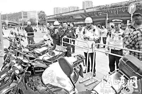 超標、無牌電動車違規停放被依法搬離（本報資料圖） 