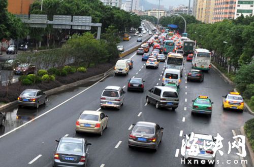 車子隨意變道是造成擁堵的重要原因之一（攝于福州二環路）