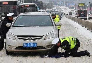 #（社會(huì)）（4）民警雪中護(hù)安全