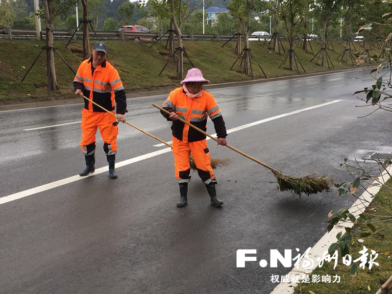 甘當“馬路天使”的環衛夫妻