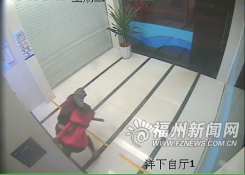 凌晨取款遇搶劫　瘦小女16秒空手奪大刀嚇跑劫匪