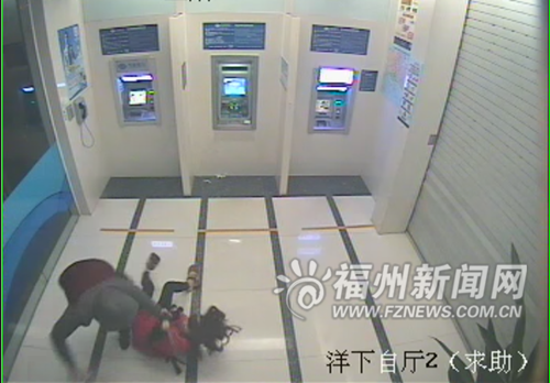 凌晨取款遇搶劫　瘦小女16秒空手奪大刀嚇跑劫匪