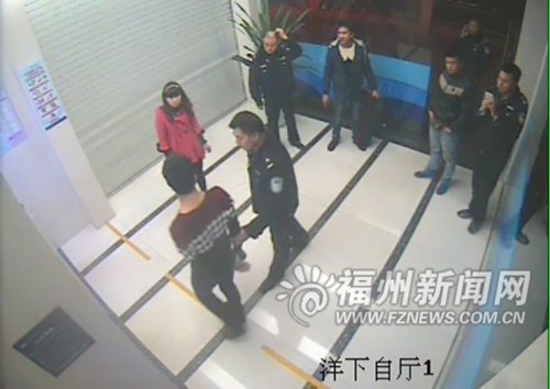 凌晨取款遇搶劫　瘦小女16秒空手奪大刀嚇跑劫匪