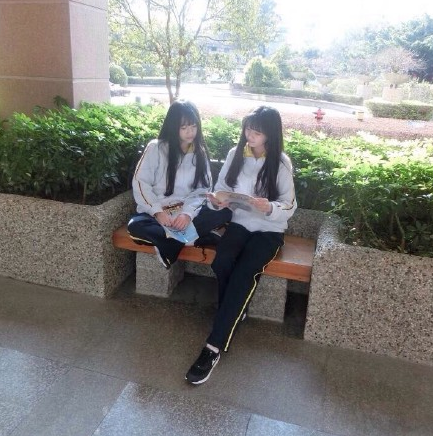 福州最美雙胞胎穿上校服拍照懷念　追憶青春年華