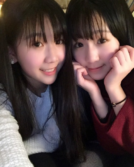 福州最美雙胞胎穿上校服拍照懷念　追憶青春年華