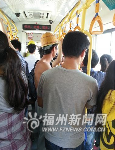 福州天氣炎熱公交車上現“膀兒爺”　女乘客尷尬