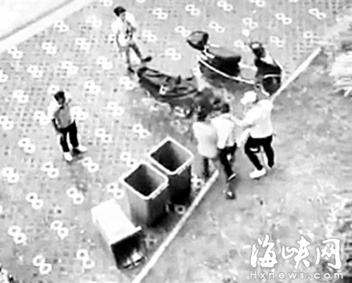 踢倒垃圾桶后，陳先生被人掐脖拖走