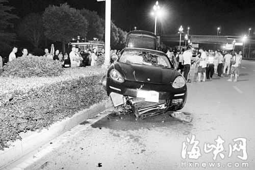 撞上綠化帶后，保時捷車損較重