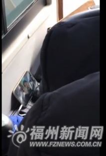 驚！短短10秒歪頭3次 機場大巴司機邊開車邊追劇