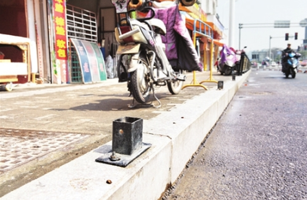 福州一商戶私拆十幾米道路護欄　方便運貨做生意