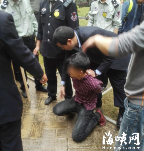 金山一小區上百業主封鎖小區 合力搜尋3小時擒賊