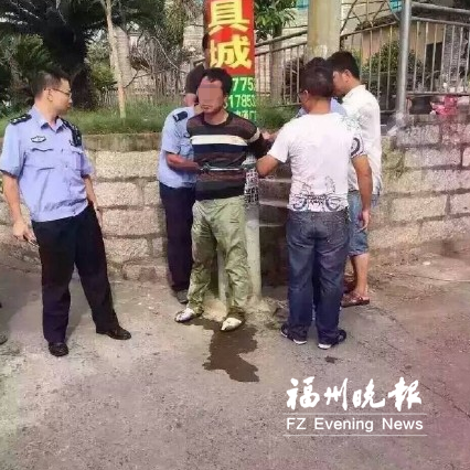 孫子家門口被搶奶奶挺身擋車　嫌疑男子被抓后嚇尿了