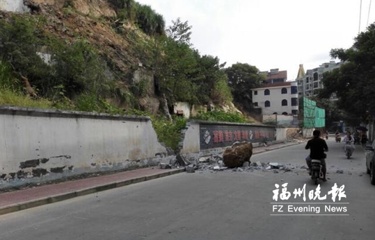 山上施工滾巨石砸垮路旁圍墻　所幸沒有傷及路人